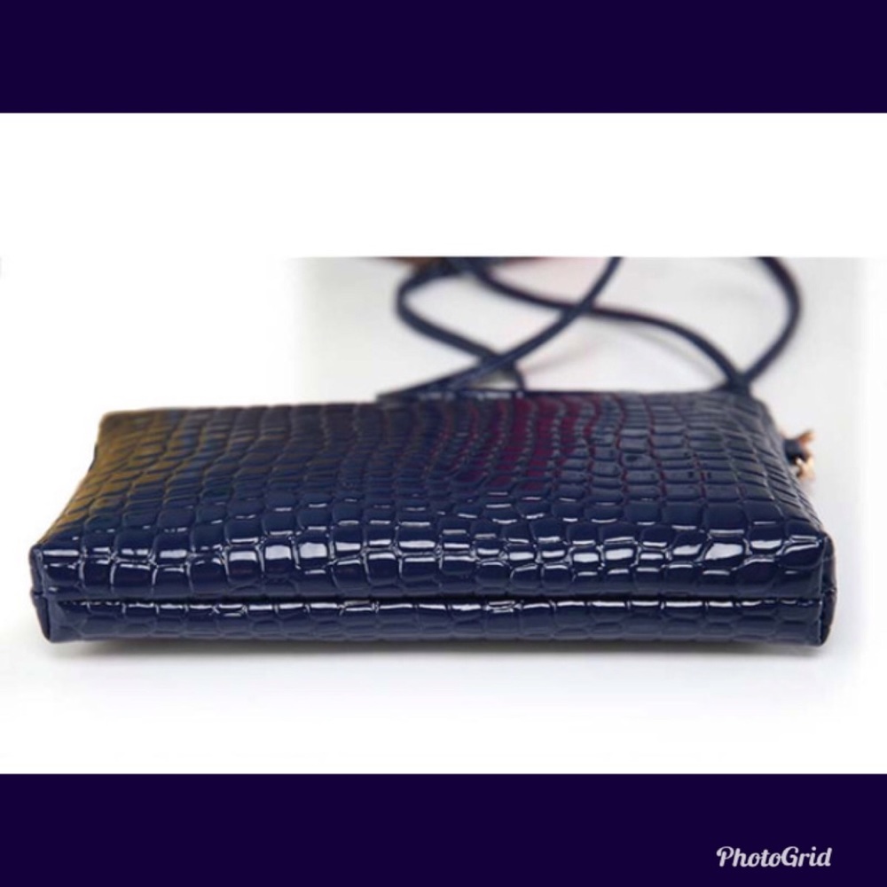NEW Small B. Angle Blue Alligator Print Purse - Picture 5 of 7